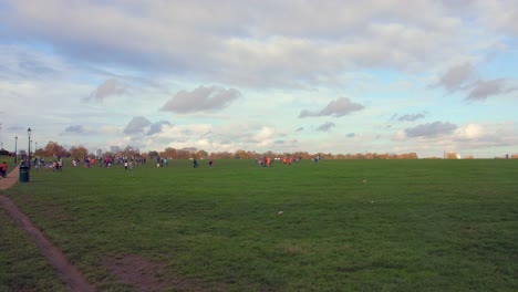 Schuss-Von-Einheimischen-In-Blackheath-Public-Park-Im-Südosten-Von-London,-Großbritannien-An-Einem-Bewölkten-Abend