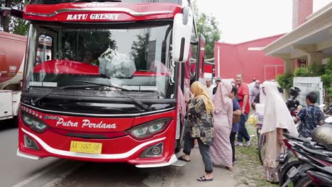 Transporte,-Turismo,-Viaje-Por-Carretera-Y-Concepto-De-Personas---Grupo-De-Pasajeros-Felices-Que-Abordan-El-Autobús-De-Viaje-En-Java-Occidental,-Indonesia