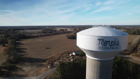 Sobrevuelo-Aéreo-De-La-Torre-De-Agua-Etiquetado-Como-&quot;megasitio-Regional-De-Memphis&quot;