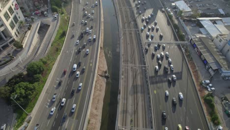 Vista-De-Arriba-Hacia-Abajo-De-Ayalon-Highways-Israel-Durante-Un-Atasco-De-Tráfico-#003