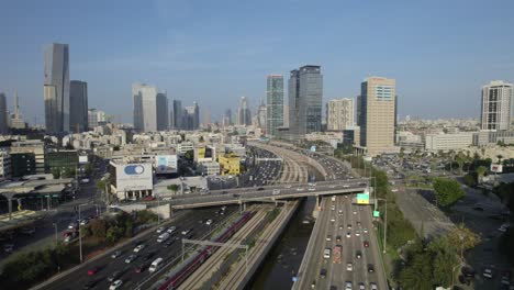 Atasco-De-Tráfico-En-Las-Autopistas-Ayalon-Durante-Las-Horas-De-La-Tarde-Mientras-Pasa-El-Tren-De-Israel---Cielos-Despejados-#001