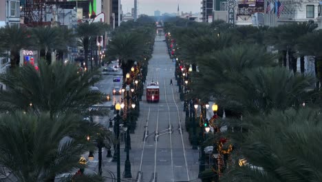 Canal-St-Long-Zoom-Aéreo-Por-La-Noche-Con-Decoración-Navideña-Y-Coronas