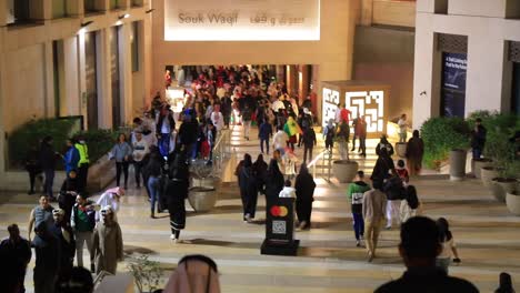 Souk-Waqif-En-Qatar-La-Gente-Camina-Sosteniendo-Banderas