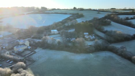 Temprano-En-La-Mañana-De-Invierno-Con-Escarcha-Sobre-Colinas-De-Tierras-De-Cultivo-En-Irlanda-Rural-Y-Sol-Bajo-En-El-Cielo