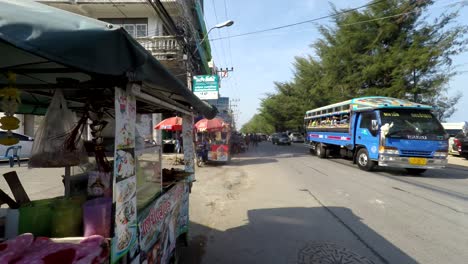 Zu-Fuß-Entlang-Der-Strandstraße-Und-Dem-Strand-In-Cha-Am-Thailand