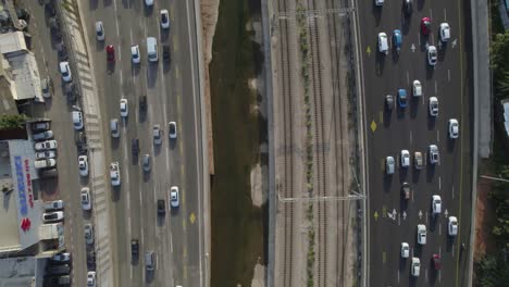 Vista-De-Arriba-Hacia-Abajo-De-Las-Carreteras-De-Ayalon-Israel-Durante-Un-Atasco-De-Tráfico-Junto-Al-Ferrocarril-De-Israel-#002