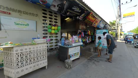 Caminando-Por-La-Carretera-De-La-Playa-Y-La-Playa-En-Cha-Am-Tailandia