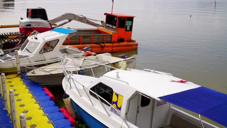 Lanchas-Rápidas-Estacionadas-En-El-Muelle