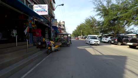 Zu-Fuß-Entlang-Der-Strandstraße-Und-Dem-Strand-In-Cha-Am-Thailand