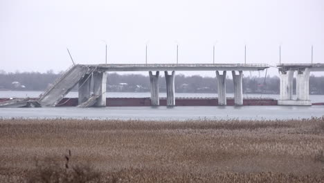 El-Puente-Antonovskiy-Yace-En-Ruinas-Después-De-Que-Las-Fuerzas-Rusas-Lo-Destruyeran-Tras-Su-Retirada-A-La-Orilla-Este-Del-Río-Dnipro