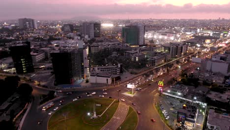 Toma-Aerea-De-La-Ciudad-A-La-Hora-Dorada