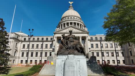 Estatua-De-Nuestras-Madres-En-Terrenos-Del-Edificio-Del-Capitolio-Del-Estado-De-Mississippi-Y-Terrenos-En-Jackson-Ms