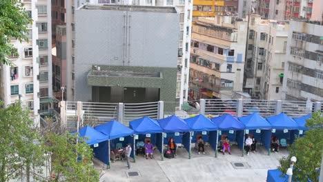 Los-Pacientes-Con-Síntomas-De-Covid-19-Están-Siendo-Evaluados-Y-Esperando-Ser-Tratados-En-Un-Centro-Médico-De-Tiendas-De-Campaña-Del-Hospital-Durante-Una-Nueva-Ola-De-Variantes-De-Covid