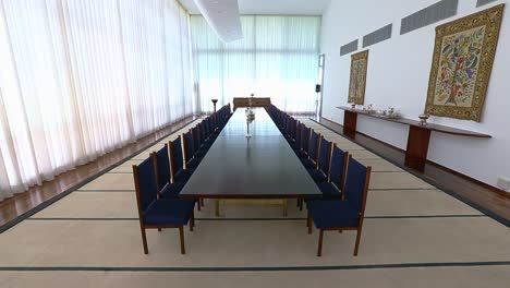 Perspectiva-Profunda-De-La-Mesa-De-Comedor-Del-Salón-De-Banquetes-En-El-Palacio-Alvorada,-Perteneciente-A-La-Casa-Oficial-Del-Presidente-De-Brasil