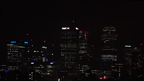 Reino-Unido-Noviembre-De-2018---Cámara-Lenta-De-Un-Aluvión-De-Fuegos-Artificiales-Explotando-Frente-Al-Distrito-Financiero-De-Canary-Wharf-En-Londres-Por-La-Noche