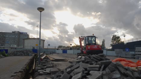 Un-Sitio-De-Construcción-En-Amsterdam,-Un-Hermoso-Cielo-Se-Abre-Sobre-Una-Excavadora-Kubota