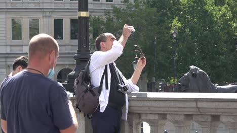 Turistas-Confundidos-Toman-Fotografías-De-La-Nueva-Instalación-De-Arte-Moderno-En-Trafalgar-Square,-Londres,-Reino-Unido.