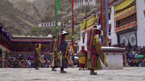 Mönche-Mit-Bunten-Masken-Und-Kleidern,-Die-Beim-Hemis-festival-Im-Kloster-Tänze-Vor-Touristen-Aufführen