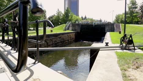 Rideau-Lockstation-Vista-Exterior-En-Un-Día-Soleado