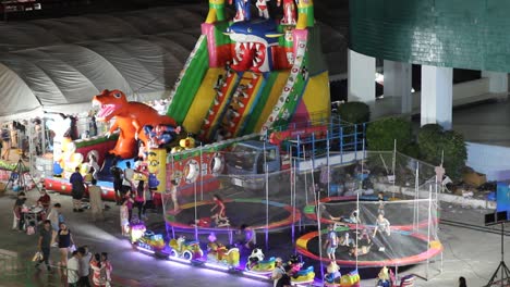 Niños-Jugando-En-Un-Centro-De-Juegos-Interior,-Tiro-Bloqueado