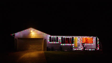 Toma-Exterior-De-Una-Casa-Suburbana-Decorada-Con-Luces-Navideñas