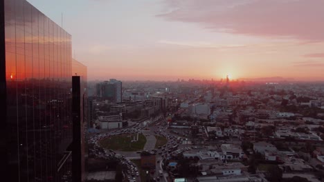 Drohnenaufnahmen-Von-Lima-City,-Die-An-Einem-Firmengebäude-Im-Stadtteil-Surco-Vorbeiziehen