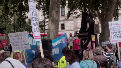 Médico-Con-Megáfono-En-La-Manifestación-De-Protesta-Del-NHS-En-Londres