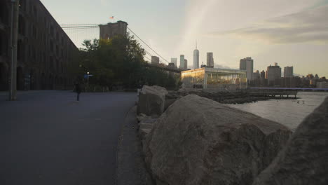 Gimbal-shot-of-the-Brooklyn-Bridge-at-sunset