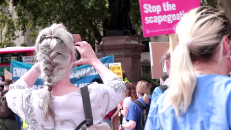 Demonstrant-Filmt-Und-Klatscht-Bei-Der-NHS-Kundgebung-In-London