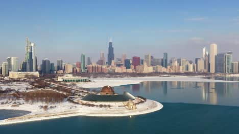 Luftaufnahme-Zum-Sonnendurchfluteten-Adler-Planetarium,-Winterabend-In-Chicago,-Usa