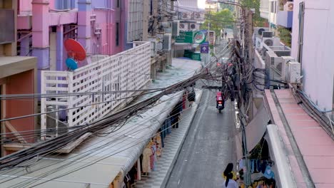 Por-Encima-De-Las-Líneas-Eléctricas-Aéreas-De-La-Calle-De-Bangkok-Programada-Para-La-Reubicación