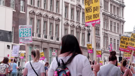 Manifestantes-Marchando-Por-La-Protesta-Del-NHS-De-Londres