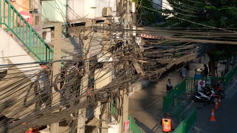 Masas-De-Cables-De-Línea-Eléctrica-Sobre-Una-Calle-De-Tailandia