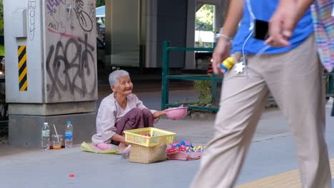 Una-Anciana-Tailandesa-Pide-Dinero-En-Las-Calles-De-Bangkok