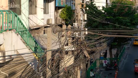 Cables-Eléctricos-Aéreos-Desordenados-Planeados-Para-Ser-Movidos-Bajo-Tierra