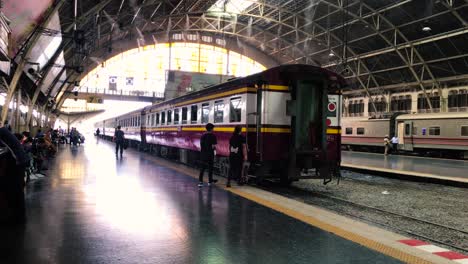 Una-Pareja-Caminando-Hacia-Un-Tren