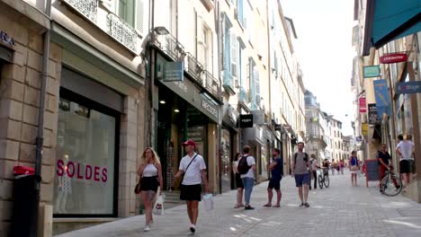 Concurrida-Calle-Limoges-En-Verano