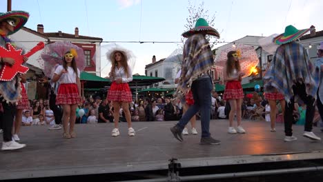 Mexikanische-Kostüme-Mit-Großen-Hüten-Und-Gitarren-Zeigen-Am-Karnevalstag-Junge-Männer-Und-Frauen