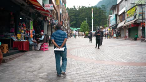 Menschen,-Die-Ihr-Leben-Nach-Covid-In-Manali,-Himachal-Pradesh,-Wieder-Aufnehmen