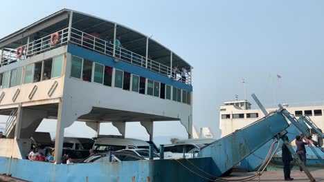 Antiguo-Muelle-De-Ferry-Asiático-Listo-Para-Que-Los-Viajeros-Desembarquen