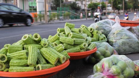 Verdura-De-Calabaza-De-Melón-Amargo-A-La-Venta-En-Una-Calle-Asiática