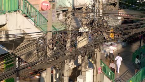 Masa-De-Cables-Eléctricos-Aéreos-Que-Se-Planea-Reubicar-Bajo-Tierra