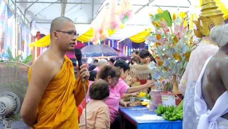 Mönch,-Der-Am-Makha-bucha-tag,-Thailand,-Zu-Den-Anbetern-Spricht