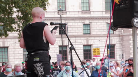 Trabajador-Del-Nhs-Da-Un-Discurso-En-Protesta-En-Londres,-Reino-Unido