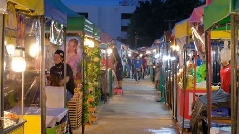 Personas-Con-Máscaras-En-Un-Mercado-Nocturno-Durante-El-Brote-De-Corona