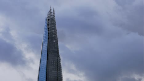 Lapso-De-Tiempo-De-Las-Nubes-Que-Pasan-Detrás-Del-Fragmento-En-Londres