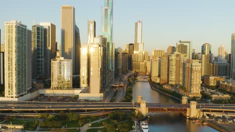 Toma-De-Seguimiento-Aéreo-De-La-Unidad-A-Orillas-Del-Lago-De-Chicago-Con-La-Torre-Trump-Y-El-Horizonte-En-El-Fondo