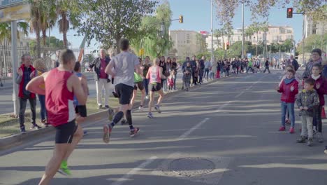 Espectadores-Animando-A-Los-Corredores-En-El-Maratón-De-Málaga,-Cámara-Lenta,-España