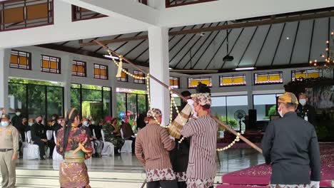 Kulturelles-Erbe,-Karnevalsparade-Erbstücke,-In-Form-Von-Speeren-Und-Kris-Von-Vorfahren,-Batang,-Indonesien,-5.-März-2021