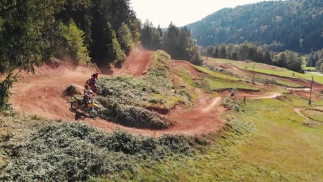 Pilotos-De-Motocross-Girando-A-La-Izquierda-En-Una-Pista-De-Tierra